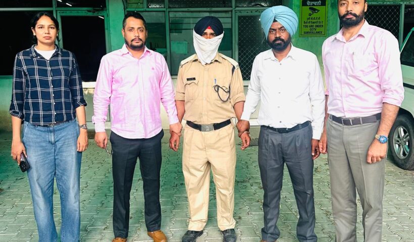  पंजाब 5000 रुपये रिश्वत लेते हुए ग्लाडा का सिक्योरिटी गार्ड विजीलेंस ब्यूरो ने रंगे हाथों पकड़ा