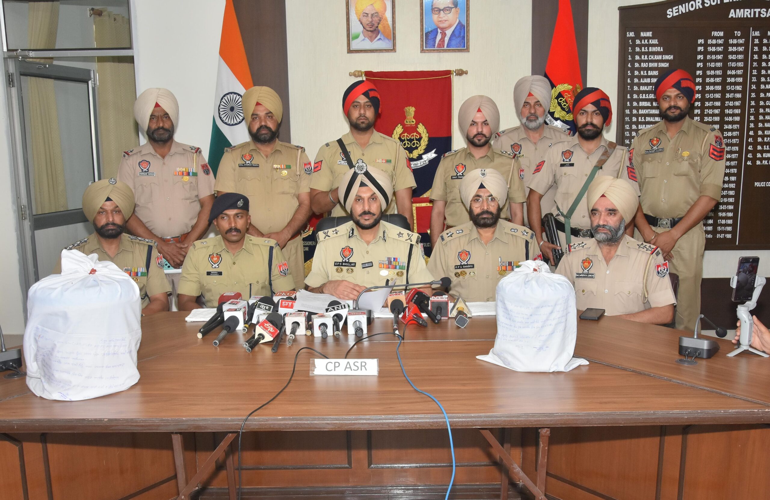 ਈ ਅਧਾਰਤ ਡਰੱਗ ਕਾਰਟੇਲ ਦਾ ਅੰਮ੍ਰਿਤਸਰ ਵਿੱਚ ਪਰਦਾਫ਼ਾਸ਼; 10 ਕਿੱਲੋ ਆਈ.ਸੀ.ਈ., 4 ਕਿੱਲੋ ਹੈਰੋਇਨ ਸਮੇਤ ਦੋ ਕਾਬੂ,,ਦੁਬਈ ਅਧਾਰਤ ਨਸ਼ਾ ਤਸਕਰ ਦੇ ਸੰਪਰਕ ਵਿੱਚ ਸਨ ਗ੍ਰਿਫਤਾਰ ਕੀਤੇ ਦੋਸ਼ੀ: ਡੀਜੀਪੀ ਗੌਰਵ ਯਾਦਵ*