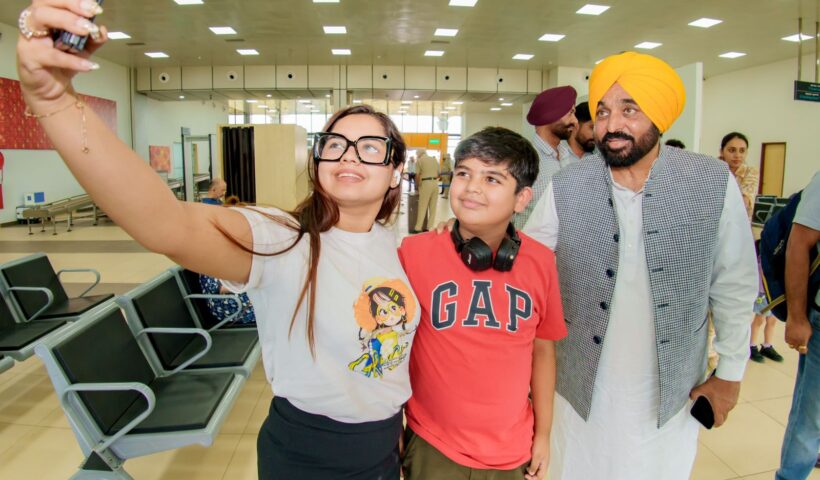 हलवारा हवाई अड्डे का नाम शहीद करतार सिंह सराभा के नाम पर हो : भगवंत सिंह मान, उड़ानें शुरू होने के बाद पहली बार 'आप' के राष्ट्रीय संयोजक अरविंद केजरीवाल के साथ हलवारा हवाई अड्डे पहुंचे मुख्यमंत्री भगवंत सिंह मान