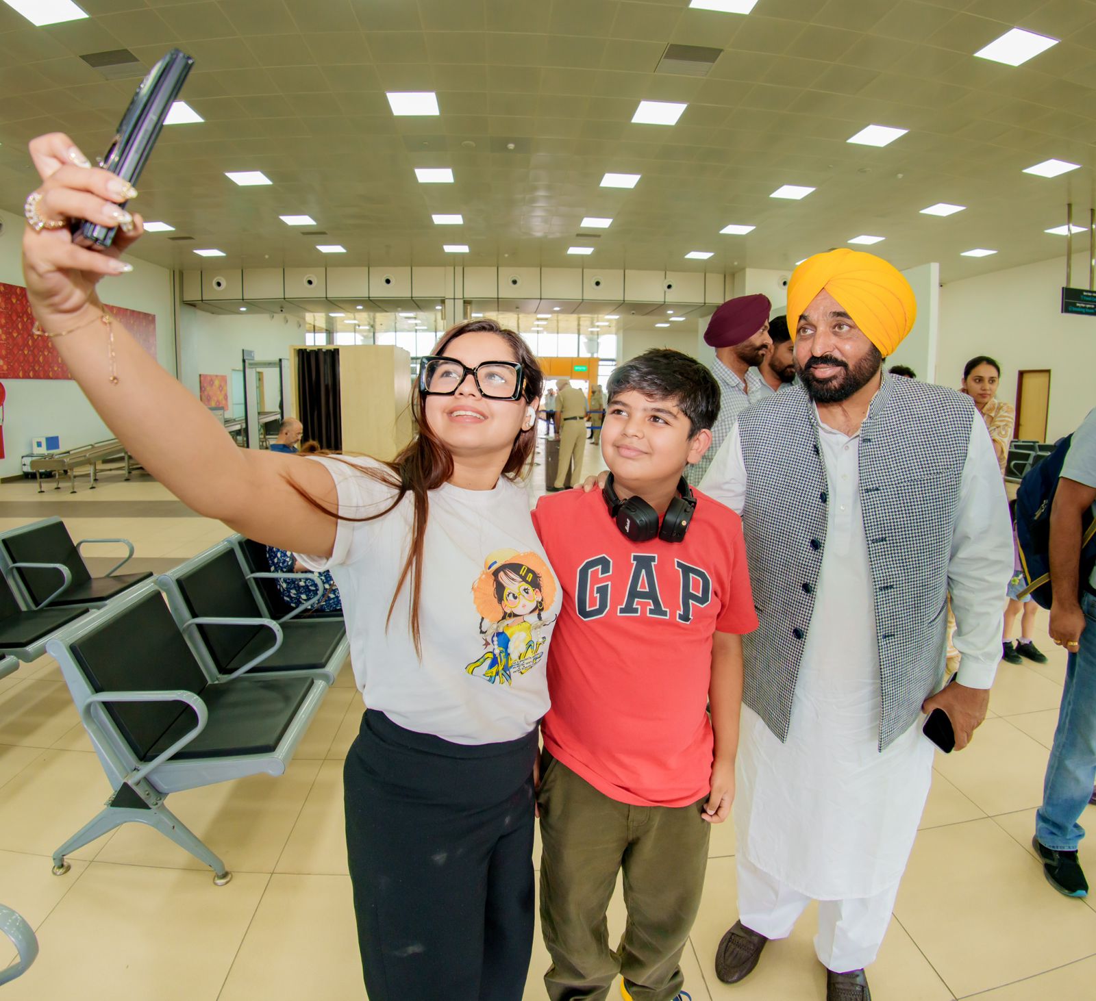 हलवारा हवाई अड्डे का नाम शहीद करतार सिंह सराभा के नाम पर हो : भगवंत सिंह मान, उड़ानें शुरू होने के बाद पहली बार 'आप' के राष्ट्रीय संयोजक अरविंद केजरीवाल के साथ हलवारा हवाई अड्डे पहुंचे मुख्यमंत्री भगवंत सिंह मान