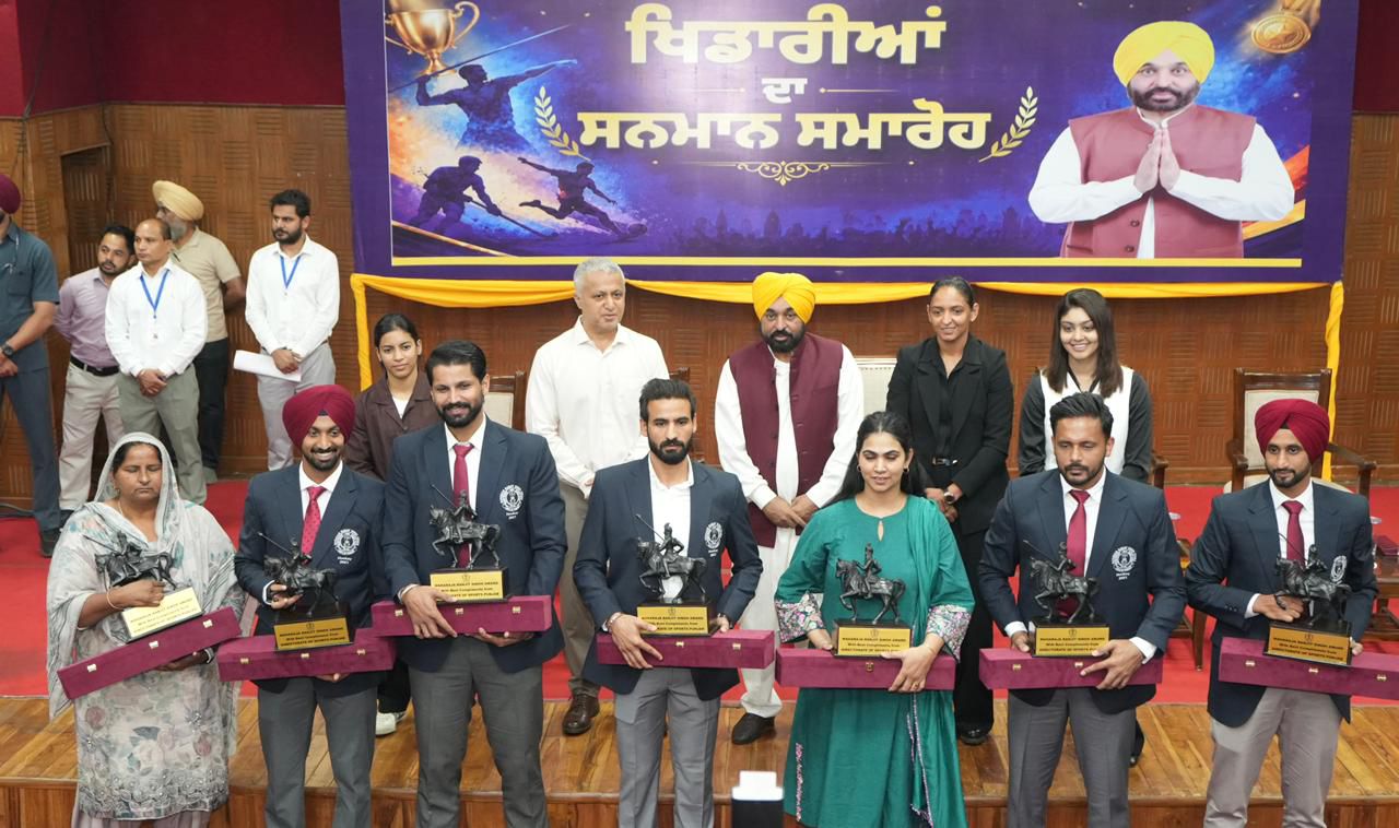 ਪੰਜਾਬ ਦੇ ਖਿਡਾਰੀਆਂ ਨੇ ਦੁਨੀਆ ਭਰ ਵਿੱਚ ਤਿਰੰਗੇ ਦਾ ਮਾਣ ਵਧਾਇਆ, ਮੁੱਖ ਮੰਤਰੀ ਭਗਵੰਤ ਸਿੰਘ ਮਾਨ ਵੱਲੋਂ ਐਵਾਰਡ ਤੇ ਇਨਾਮੀ ਰਾਸ਼ੀ ਨਾਲ ਖਿਡਾਰੀਆਂ ਦਾ ਸਨਮਾਨ