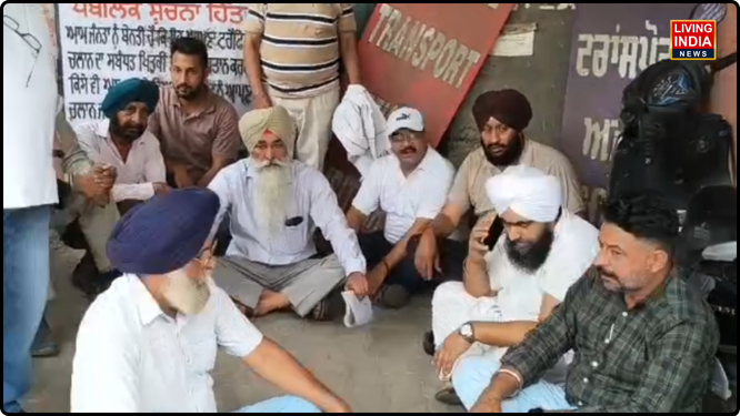 ਪਵਿੱਤਰ ਨਗਰੀ ਅੰਮ੍ਰਿਤਸਰ ਦਾ ਖੇਤਰੀ ਟਰਾਂਸਪੋਰਟ ਅਥਾਰਟੀ (RTA) ਦਫ਼ਤਰ ਇੱਕ ਵਾਰ ਫਿਰ ਅਖਾੜਾ ਬਣ ਗਿਆ। ਇੱਥੇ ਟਰੱਕ ਯੂਨੀਅਨ ਅਤੇ ਸਥਾਨਕ ਟਰਾਂਸਪੋਰਟਰਾਂ