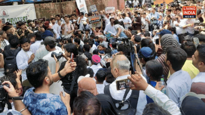 Cockroach Janata Party Protest: शिक्षा मंत्री के इस्तीफ़े की मांग, कॉकरोच जनता पार्टी पार्टी संस्थापक अभिजीत के साथ सोनम वांगचुक पहुँचे दिल्ली, जानिए क्या बोले?