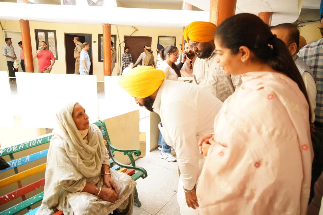 ਹਰਜੋਤ ਸਿੰਘ ਬੈਂਸ ਦੀ ਨਗਰ ਨਿਗਮ ਅਧਿਕਾਰੀਆਂ ਨੂੰ ਹਦਾਇਤ- ਲੁਧਿਆਣਾ ਸ਼ਹਿਰ ਨੂੰ 30 ਜੂਨ ਤੱਕ ਸੜਕਾਂ ਦੇ ਟੋਇਆਂ ਅਤੇ ਮੈਨਹੋਲ ਮੁਕਤ ਬਣਾਇਆ ਜਾਵੇ