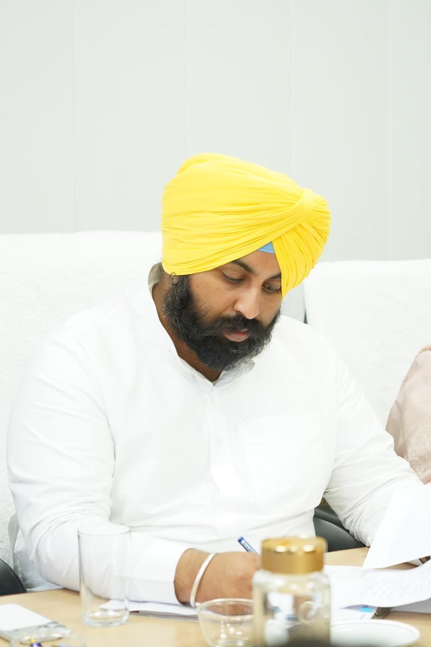 हरजोत सिंह बैंस की नगर निगम अधिकारियों को हिदायत – लुधियाना शहर को 30 जून तक सड़कों के गड्ढों और मैनहोल से मुक्त बनाया जाए