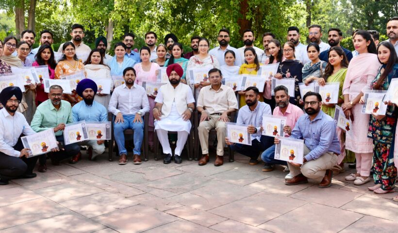 हरदीप सिंह मुंडियां ने 48 ज़िला सिस्टम मैनेजरों और सहायक सिस्टम मैनेजरों को नियुक्ति पत्र सौंपे