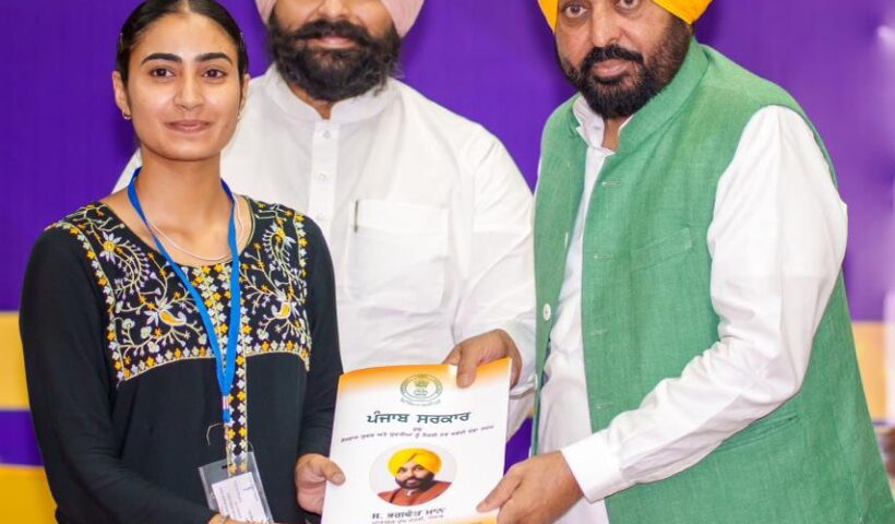 ਮਿਸ਼ਨ ਰੋਜ਼ਗਾਰ’ ਜਾਰੀ ਰੱਖਦਿਆਂ ਮੁੱਖ ਮੰਤਰੀ ਭਗਵੰਤ ਸਿੰਘ ਮਾਨ ਨੇ ਹੋਰ 355 ਨੌਜਵਾਨਾਂ ਨੂੰ ਸੌਂਪੇ ਨਿਯੁਕਤੀ ਪੱਤਰ; ਕਿਹਾ, ਪੰਜਾਬ ਵਿੱਚ ਸਰਕਾਰੀ ਨੌਕਰੀਆਂ ਲਈ ਸਿਰਫ਼ ਯੋਗਤਾ ਹੀ ਇੱਕੋ-ਇੱਕ ਮਾਪਦੰਡ