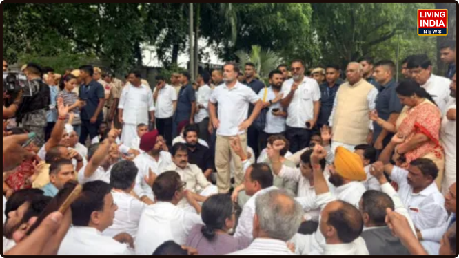 ਰਾਜਧਾਨੀ ਦਿੱਲੀ ਵਿੱਚ ਵਿਦਿਆਰਥੀਆਂ 'ਤੇ ਹੋਏ ਲਾਠੀਚਾਰਜ ਅਤੇ ਸਿੱਖਿਆ ਪ੍ਰਣਾਲੀ ਦੇ ਮੁੱਦੇ 'ਤੇ ਸਿਆਸਤ ਪੂਰੀ ਤਰ੍ਹਾਂ ਭਖ ਗਈ ਹੈ। ਲੋਕ ਸਭਾ ਵਿੱਚ ਵਿਰੋਧੀ ਧਿਰ