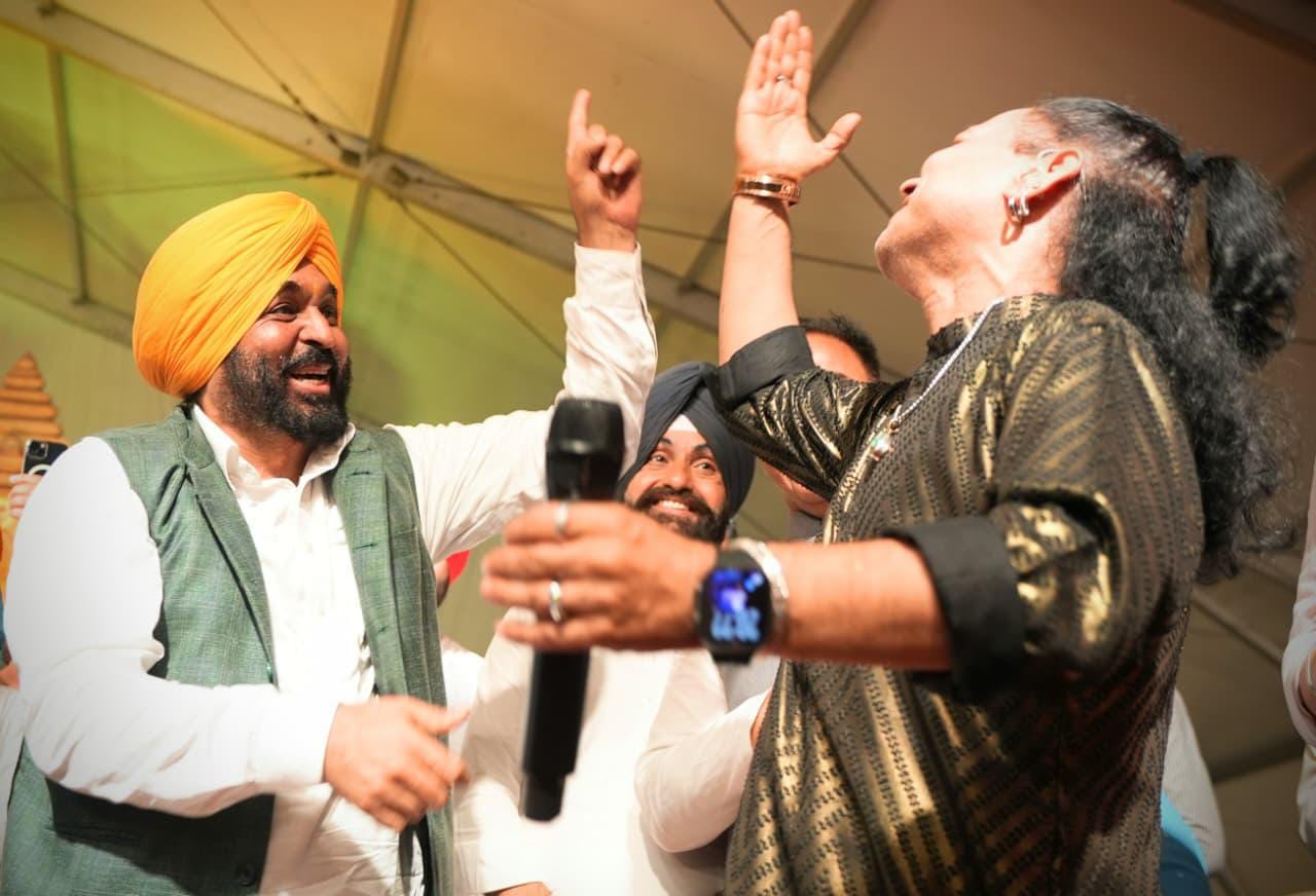 During a massive ‘Ek Shaam Bhagwan Shiv Ke Naam’ Bhajan Sandhya in Talwara, Hoshiarpur, alongside Punjab