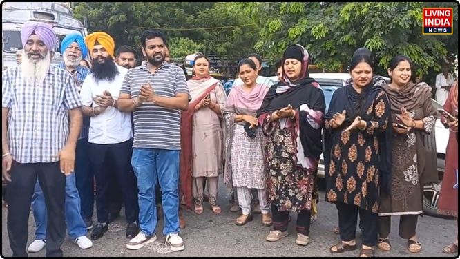 ਆਪਣੀਆਂ ਲੰਮੇ ਸਮੇਂ ਤੋਂ ਲਟਕਦੀਆਂ ਆ ਰਹੀਆਂ ਮੰਗਾਂ ਨੂੰ ਲੈ ਕੇ ਅੱਜ ਫਿਰੋਜ਼ਪੁਰ ਵਿਖੇ ਸਰਕਾਰੀ ਮੁਲਾਜ਼ਮਾਂ ਵੱਲੋਂ ਡਿਪਟੀ ਕਮਿਸ਼ਨਰ (ਡੀਸੀ) ਦਫ਼ਤਰ ਦੇ