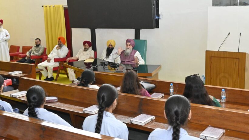 ਪੰਜਾਬ ਵਿਧਾਨ ਸਭਾ ਦੇ ਸਪੀਕਰ ਕੁਲਤਾਰ ਸਿੰਘ ਸੰਧਵਾਂ ਨੇ ਅੱਜ ਪੰਜਾਬ ਵਿਧਾਨ ਸਭਾ ਕੰਪਲੈਕਸ ਵਿੱਚ ਆਏ ਸਕੂਲੀ ਵਿਦਿਆਰਥੀਆਂ ਨਾਲ ਇੱਕ ਇੰਟਰਐਕਟਿਵ