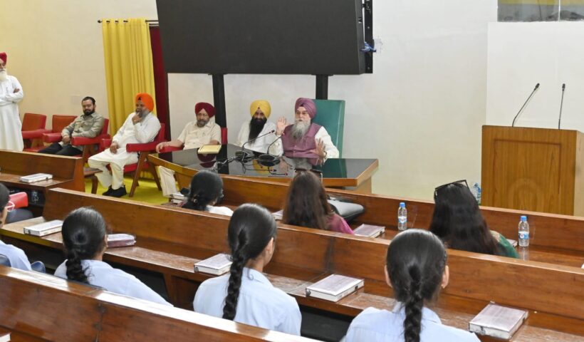 ਪੰਜਾਬ ਵਿਧਾਨ ਸਭਾ ਦੇ ਸਪੀਕਰ ਕੁਲਤਾਰ ਸਿੰਘ ਸੰਧਵਾਂ ਨੇ ਅੱਜ ਪੰਜਾਬ ਵਿਧਾਨ ਸਭਾ ਕੰਪਲੈਕਸ ਵਿੱਚ ਆਏ ਸਕੂਲੀ ਵਿਦਿਆਰਥੀਆਂ ਨਾਲ ਇੱਕ ਇੰਟਰਐਕਟਿਵ