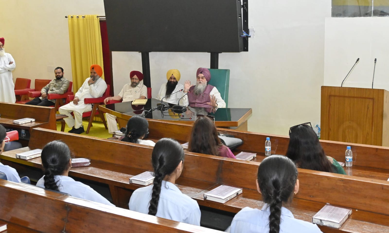 ਪੰਜਾਬ ਵਿਧਾਨ ਸਭਾ ਦੇ ਸਪੀਕਰ ਕੁਲਤਾਰ ਸਿੰਘ ਸੰਧਵਾਂ ਨੇ ਅੱਜ ਪੰਜਾਬ ਵਿਧਾਨ ਸਭਾ ਕੰਪਲੈਕਸ ਵਿੱਚ ਆਏ ਸਕੂਲੀ ਵਿਦਿਆਰਥੀਆਂ ਨਾਲ ਇੱਕ ਇੰਟਰਐਕਟਿਵ
