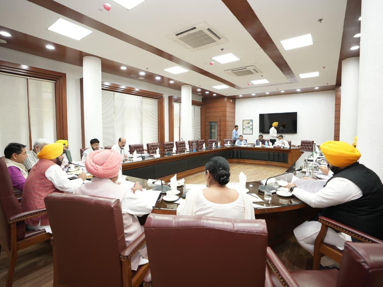 ਮੁੱਖ ਮੰਤਰੀ ਭਗਵੰਤ ਸਿੰਘ ਮਾਨ ਦੀ ਅਗਵਾਈ ਹੇਠ ਪੰਜਾਬ ਵਜ਼ਾਰਤ ਨੇ ਅੱਜ ਸਿੱਖਿਆ ਵਿਵਸਥਾ ਨੂੰ ਮਜ਼ਬੂਤ ਕਰਨ, ਪ੍ਰਸ਼ਾਸਨ ਤੇ ਜਨਤਕ ਸੇਵਾਵਾਂ
