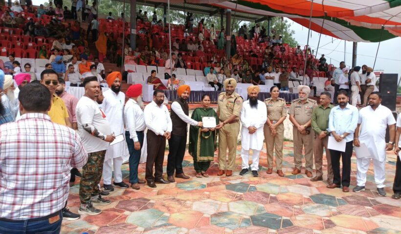भगवंत मान सरकार ने स्वतंत्रता दिवस के अवसर पर ‘युद्ध नशों विरुद्ध’ अभियान में महत्वपूर्ण योगदान देने वाली ग्राम एवं वार्ड रक्षा समितियों