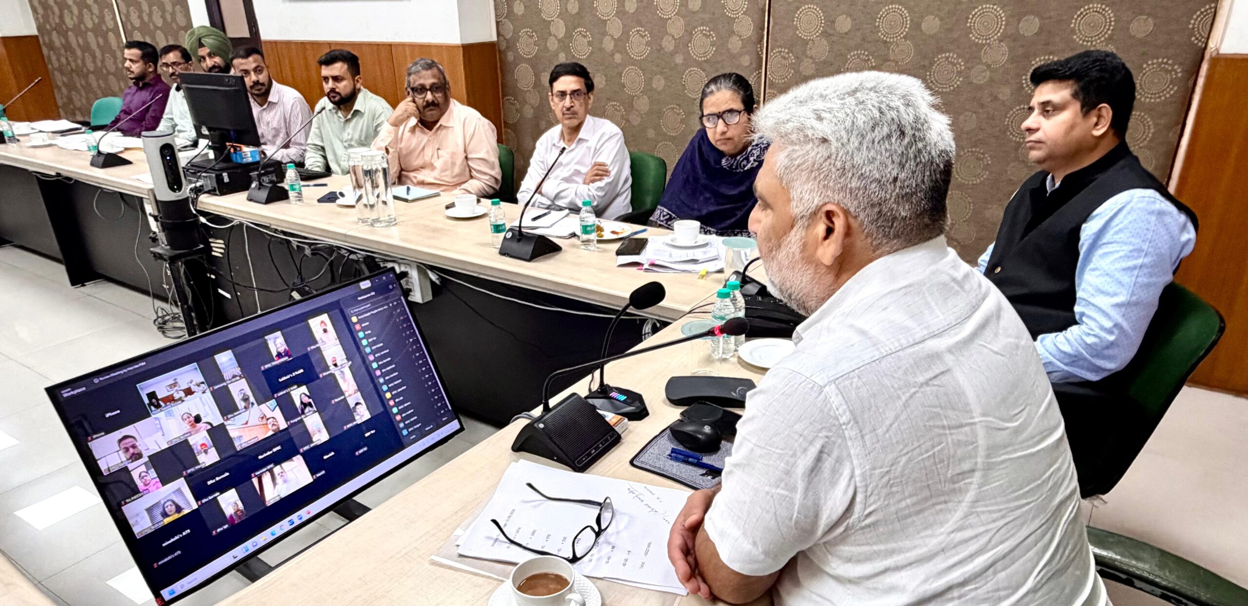पिछले 9 खरीद सीजनों की शानदार सफलता के लिए जिला खाद्य एवं आपूर्ति नियंत्रकों (डी.एफ.एस.सीज़.) की सराहना करते हुए, खाद्य