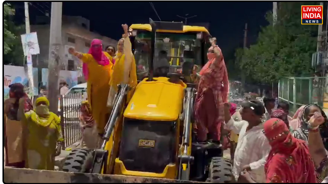 झज्जर High-voltage drama in Jhajjar late at night: garbage thrown at a waste-collection team; 50 employees detained.