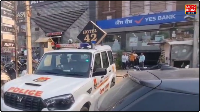 ਅੰਮ੍ਰਿਤਸਰ ਦੇ ਬੇਹੱਦ ਵਿਅਸਤ ਅਤੇ ਪੋਸ਼ ਇਲਾਕੇ ਮਾਲ ਰੋਡ ਤੋਂ ਇੱਕ ਵੱਡੀ ਅਤੇ ਸਨਸਨੀਖੇਜ਼ ਖ਼ਬਰ ਸਾਹਮਣੇ ਆਈ ਹੈ। ਮਾਲ ਰੋਡ 'ਤੇ ਸਥਿਤ ਯੈਸ ਬੈਂਕ  